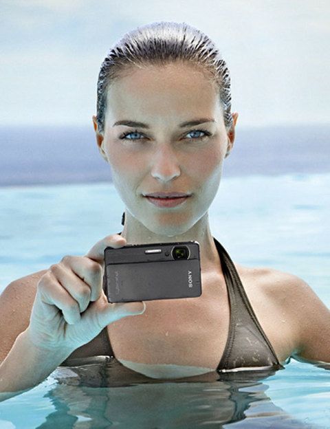 <p>La <strong>Cybershot TX5</strong> es la primera <strong>cámara acuática</strong> de Sony, una compacta todoterreno que también es resistente a los golpes. Llévatela a la playa e inmortaliza tus vacaciones con sus 10,2 megapíxeles. Cuesta alrededor de 290 euros.</p>