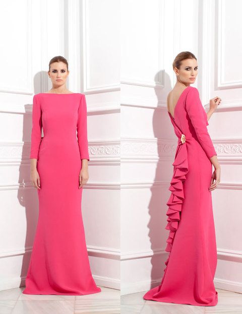 <p>La diseñadora <strong>Vicky Martín Berrocal</strong> reinterpreta su diseño sencillo en rosa para madrinas, añadiendo volantes y un broche en forma de flor, dejando la espalda de la mujer al aire.</p>