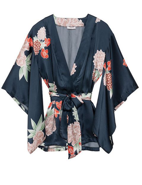 <p>Kimono de seda con mangas murciélago (49 €), de <strong>Etam</strong>.</p>