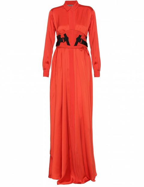 <p>Vestido largo con detalles en negro en la cintura de <strong><a href="http://www.mytheresa.com/euro_en/satin-silk-belted-long-dress.html" target="_blank">Bottega Veneta</a>&nbsp;</strong>(3.400 euros).</p>