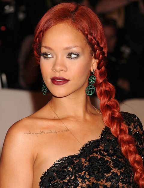 <p><strong>Rihanna</strong> reinventa la más que vista trenza ladeada y consigue un look de diez: la cantante la luce con dos pequeñas trenzas laterales que se unen a la principal.</p>