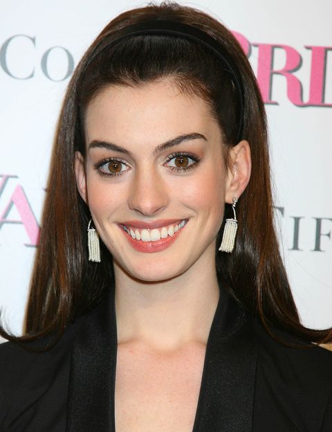 <p>La única pega es que debes evitar los peinados que den volumen en la zona de la coronilla porque alarga el rostro, tal y como le ha pasado a&nbsp;<strong>Anne Hathaway</strong>.</p>