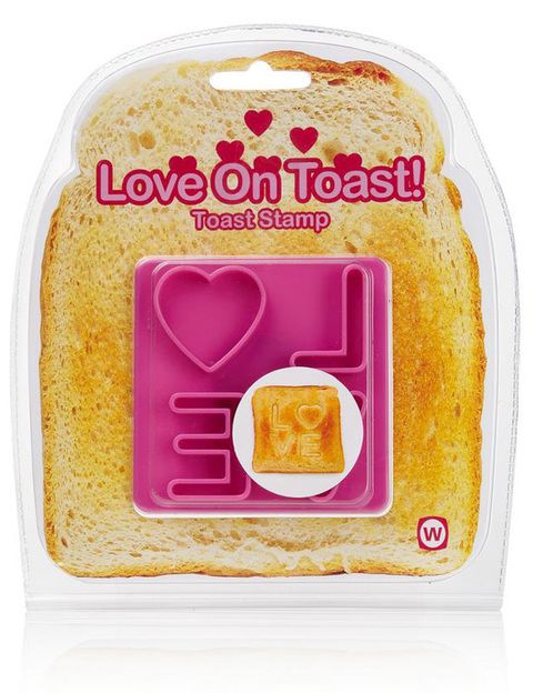 <p>Marcador de tostadas 'Love', para comenzar el día comiéndose a besos. Una original forma de marcar los desayunos con creativos mensajes (4,95 €) de <strong>Vips</strong>.</p>