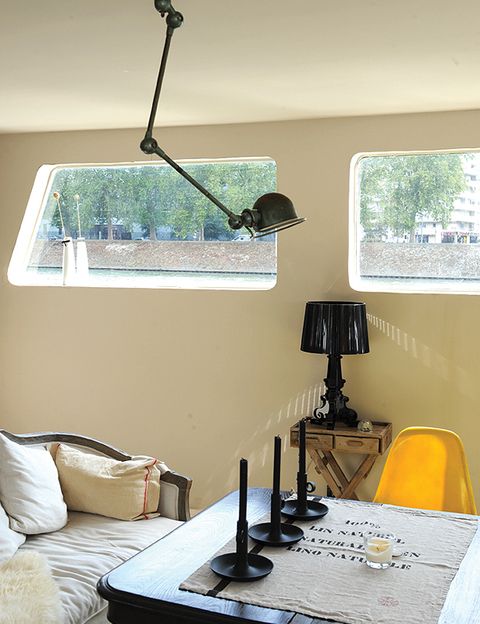 Detalle de la lámpara de mesa articulada de la zona de estar.