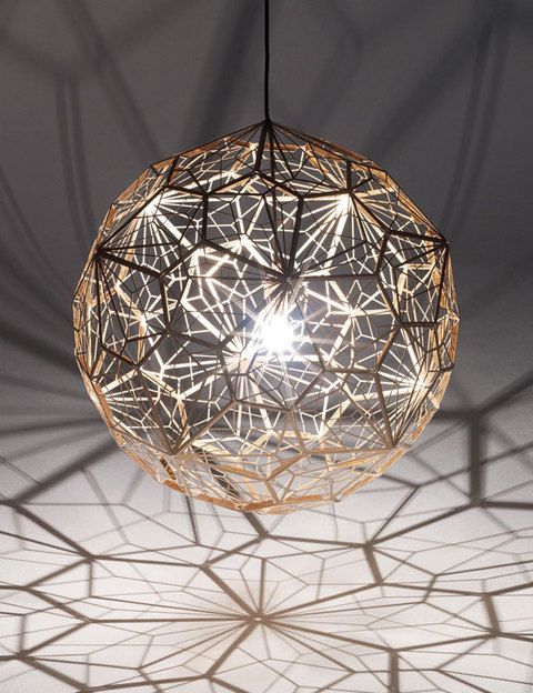 <p>¡Nos atrapa en su red! La lámpara Etch Light Web proyecta un juego  de sombras con su pantalla esférica  de fina trama metálica. DeTom Dixon.</p>