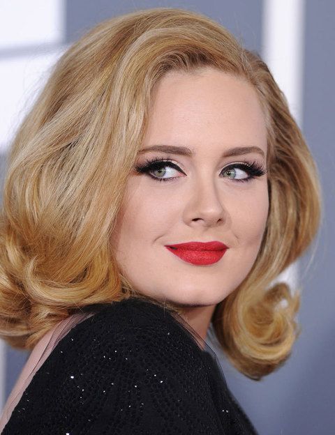 <p>Gracias a su tez blanca y perfecta, <strong>Adele </strong>luce espectacularmente unos labios mate en rojo puro. Un <i>makeup</i> de diez.</p>