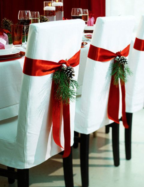 <p>Redecora tus sillas para esta ocasión de la forma más fácil. Coloca en el respaldo de éstas un lazo rojo con unas ramitas y una piña. En: <a href="http://navidad.es/2021/decoracion-navidena-unas-sillas-diferentes/" target="_blank">Navidad.es </a></p>