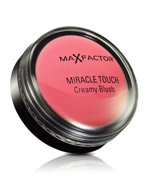 <p>Después, aplicar un toque de <i>Miracle Touch Creamy Blush</i> de <strong>Max Factor</strong> en tono <i>Soft Pink</i> en los párpados y justo debajo de los pómulos.</p>