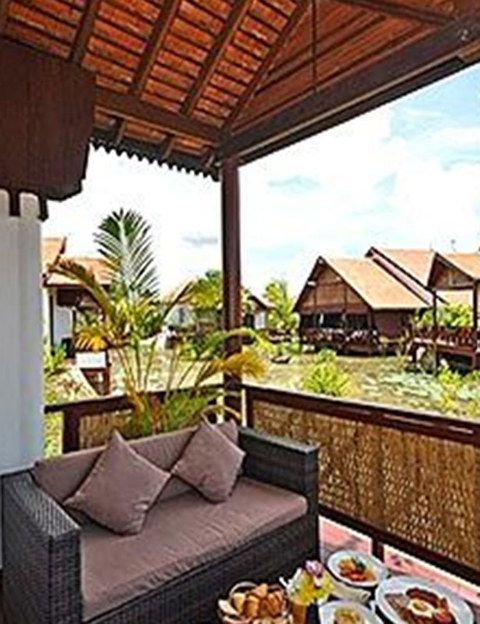 <p><a href="http://www.suitesandsweet.com" target="_blank">Best Western Suites &amp; Resort Angkor de Siem Reap</a> sigue la estética budista de estilo <i>khmer</i>, donde abundan grandes esculturas y espacios diáfanos. El hotel representa un pueblo flotante de Camboya y tiene tan solo 18 suites, distribuidas en 9 villas, equipadas con terraza, piscina y jardines. El paquete <strong>Dolce Vita</strong> (482 euros/2 personas) incluye alojamiento durante 3 noches, ofrece desayunos, minibar, regalos, coche privado con chófer, paseo en elefante, tratamiento de belleza y masaje relajante.</p>