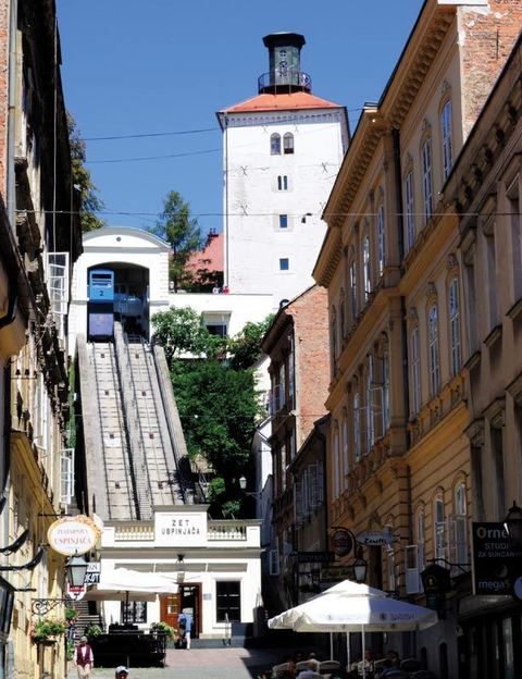 <p>Casi es una obligación subir al funicular Uspinjaca (0,5 euros), que tiene 16 asientos y capacidad para otros 12 pasajeros. Este transporte es centenario y cubre el trayecto más corto del mundo (66 metros). Conecta la parte baja con la zona medieval de la ciudad. </p><p>Súbete a uno de sus dos vagones, que parten cada 10 minutos, y en menos de 60 segundos estarás arriba. Si te acercas a esta zona alrededor de las 12 h podrás escuchar el tradicional cañonazo desde la cercana torre Lotrscak, que tiene lugar a mediodía.</p><p><strong>• Lugar: Tomiceva, s/n.&nbsp;</strong></p><p><strong>• Fecha: Todo el año.</strong></p>