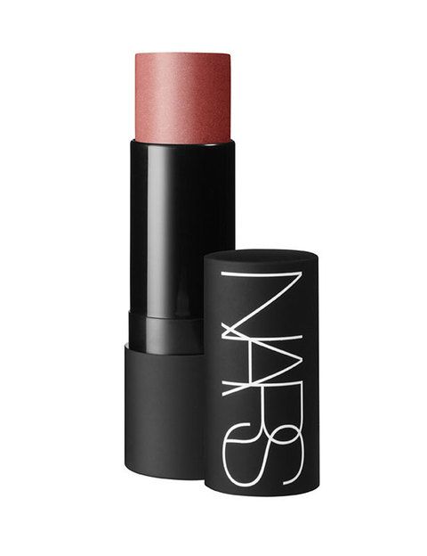 <p>Para imitar a Olivia, puedes recurrir a un producto multiusos que aportará el mismo color en ojos, mejillas y labios. Nuestro favorito es<i> The Multiple,</i> de <strong>Nars</strong> (40 €).</p>