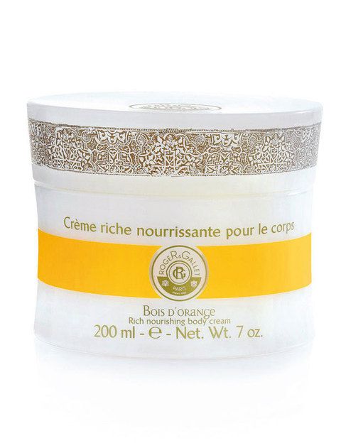 <p><strong>Crema de cuerpo Roger &amp; Gallet</strong>: &quot;Me encantan las cremas corporales de Roger &amp; Gallet. Ahora estoy utilizando Bois d´Orange, una crema afrutada y tonificante que tiene un olor ideal para despertar todos los sentidos. Está inspirada en el encanto de un paseo por los jardines de la Alhambra y cuenta con un toque sobrio y sensual del cedro, en contraste con la frescura vibrante de la hoja y fruta del naranjo. Aunque es una crema espesa, se absorbe rápidamente y deja la piel suave y nada pegajosa. Además el frasco es ideal.&quot; <strong>Carmen Bejerano, redactora de Star Style.</strong></p>