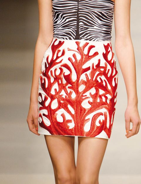 <p>Falda de diseño coral, para darse un capuzón sin mojarse.</p>
