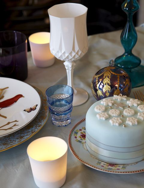 <p>Las copas blancas son de Arc International, y combinan con el resto de tonos pastel de la mesa. Bola de Navidad en Printemps.</p>