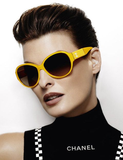 <p>La fiebre del color ha llegado a las gafas de sol de Chanel en estas gafas ideales para atrevidas.</p>