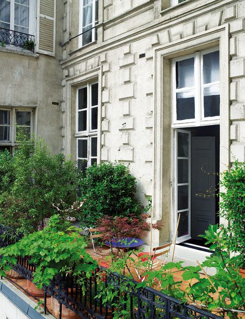 <p>Una parte de la vivienda se comunica con el exterior a través de una frondosa terraza que se abre al centro de París.</p>