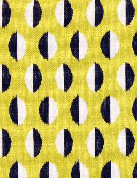 <p>Círculos blancos y negros con un fondo amarillo conforman este modelo de la colección Colour for living, 100% algodón, de 140 cm de ancho, 57,15 €/m, de Sanderson, de venta en Gancedo. </p>
