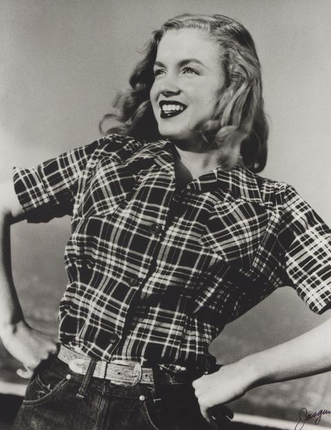 <p>Norma Jean Baker (o Norma Jean Mortenson, apellido de su padrastro) era su verdadero nombre. En esta imagen de 1946 aún no se había convertido en la tentación rubia.</p>