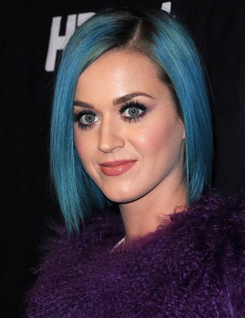<p>Anteriormente, habíamos visto a Katy con este espectacular azul que lució en un corte <i>bob</i> que le favorecía.</p>