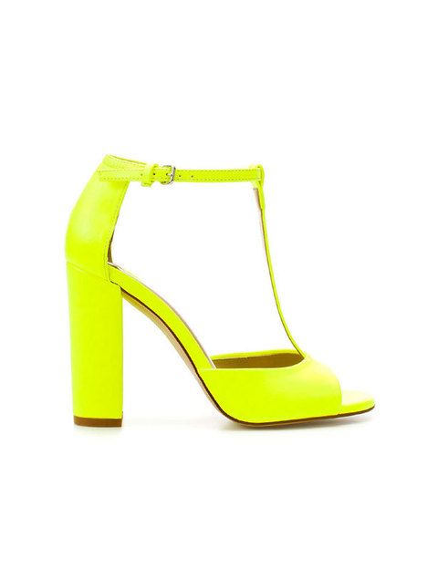 <p>Sandalias amarillas de<strong> Zara.</strong></p>