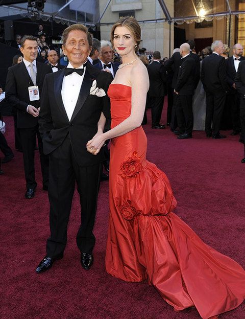 <p>La pareja de Anne Hathaway no podía ser otra que el diseñador Valentino, muy elegante con su traje negro y pajarita.</p>