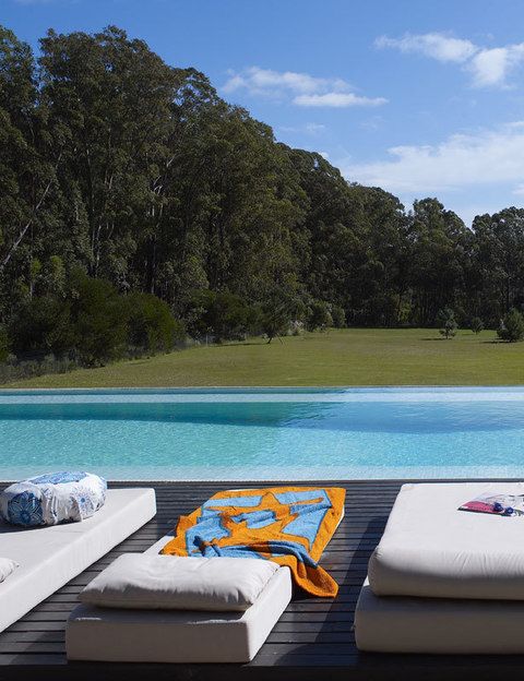 <p> En la piscina, sobre las cómodas tumbonas de algodón con almohadones de Pucci y toallas de Hermès, la vista es inigualable. </p>