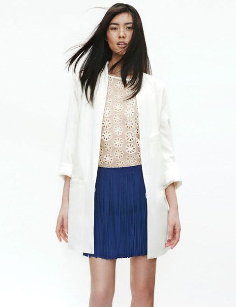 <p>Camiseta de tul bordada, faldaplisada y blazer oversize en color blanco, perfecta para un look working.</p>