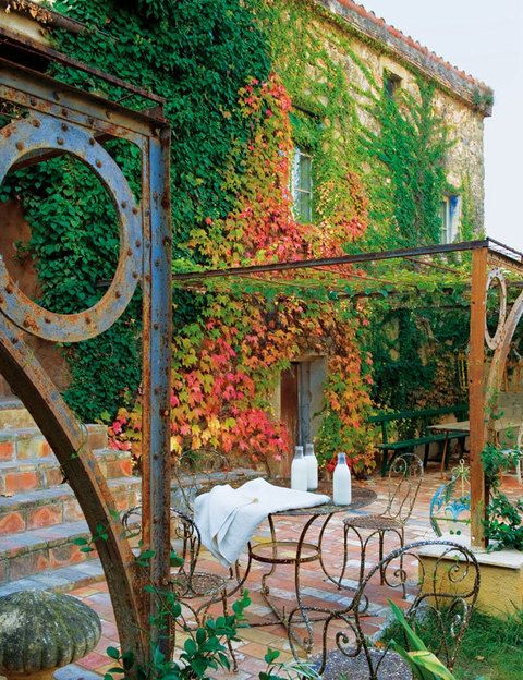 <p>La estructura de hierro del porche procede de la fundición de Gustave Eiffel en París. Mesa y sillas a juego de jardín francesas del s. XIX y mantel de Dalla Polvere.</p>
