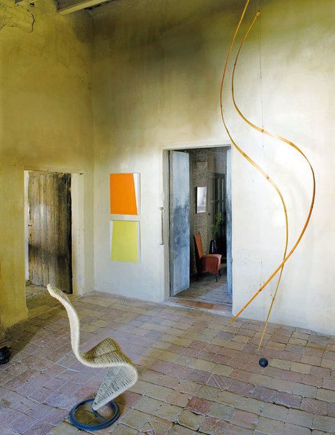 <p>La sinuosa silla <i>S</i> de Tom Dixon, para Cappellini, en Minim, sigue la curva de la escultura de Laurent Lo, en la entrada. Obras de Manolo Ballesteros, en Palau de Casavells, dan color a las paredes pintadas con cal y pigmentos naturales.</p>
