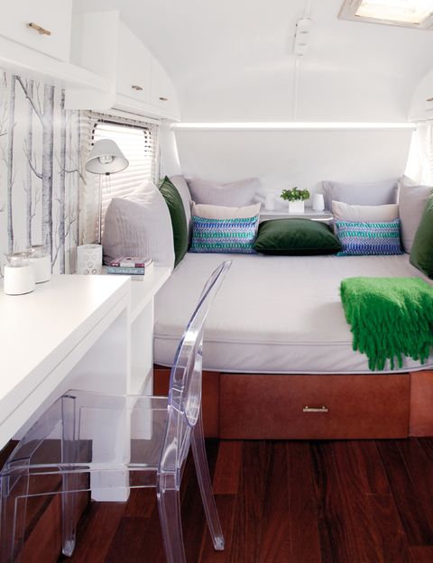<p>La cama tiene un amplio arcón bajo el asiento. Es clave aprovechar al máximo el espacio.</p>