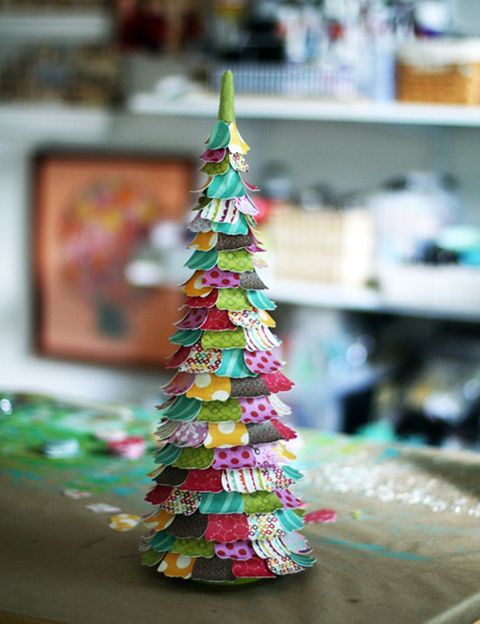 <p>Con un poco de cartón, papel de regalo, pegamento y mucha paciencia, puedes hacer algo tan bonito como este árbol de Navidad tamaño mini, que te servirá para decorar cualquier estantería o mesa de la casa.</p>