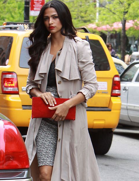 <p><strong>Camila Alves</strong> no descuida su estilo en ningún momento del día. Así de perfecta con su dos piezas de falda y top, gabardina y <i>clutch </i>rojo la vimos por Nueva York.</p>