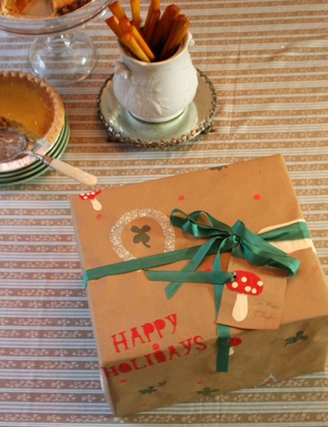 <p>Cada persona es especial, así que sus regalos también deberían serlo. En este blog te enseñan como fabricar en casa y personalizar el papel para envolver los regalos de tus Reyes. Fácil y bonito.</p>