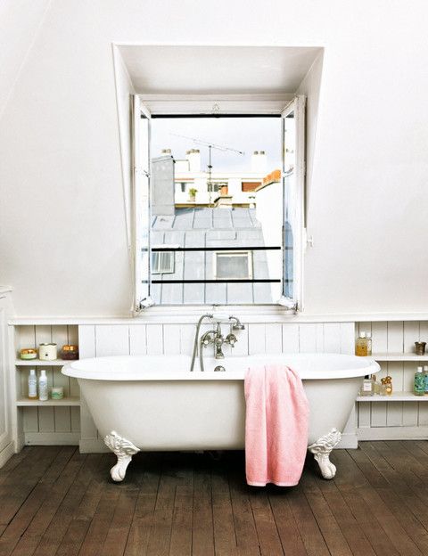 <p>La gran bañera exenta con grifería de estilo antiguo es la protagonista del  baño principal. A ambos lados se crearon armarios para aprovechar la inclinación de la pared.</p>