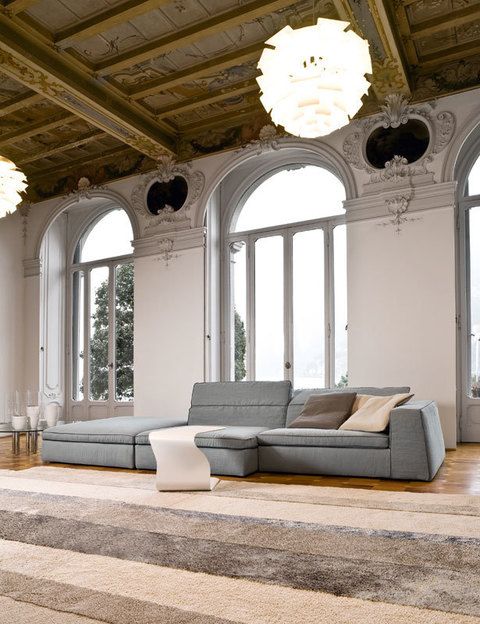 <p>Mobiliario de líneas sencillas y rotundas, el sofá componible <i>Good Mood,</i> desde 1.610 €, y la mesa <i>Duffy,</i> 567 €, ambos de Bonaldo, perfecto para dar contraste a un salón clásico o potenciar un estilo más moderno.</p>
