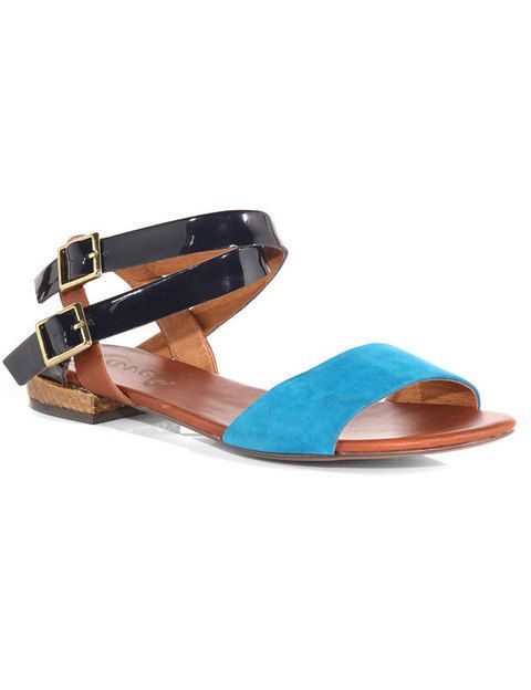 <p>Nos encanta el toque de azul de estas sandalias para un outfit genial.<strong> Cuestan 75 €.</strong></p>
