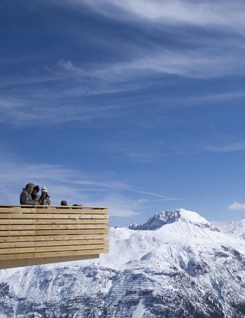 <p>Un paisaje de postal, con montañas espectaculares y una nieve siempre a punto, es lo que ofrece esta meca del esquí ubicada en el <strong>Tirol austriaco,</strong> a unas dos horas de Innsbruck. Un enclave mágico donde el cosmopolita y superdivertido après-ski de St. Anton am Arlberg se eleva a la categoría de arte: ya sea tomando un cóctel en The Krazy Kanguruh, escuchando música en directo en The Mooserwirt o disfrutando del sol en la animada terraza de Taps. Si prefieres optar por un plan slow, déjate mimar en las fabulosas piscinas y saunas del centro de wellness Arlberg-well (desde 12,50 €; <a href="http://arlberg-well.com/" target="_blank">Arlberg-well.com</a>). El vanguardista Hotel Anton, con habitaciones de inspiración cool, es la mejor opción para recargar las pilas... hasta el día siguiente (hab. doble desde 100 €, <a href="http://www.hotelanton.at" target="_blank">www.hotelanton.at</a>).</p>