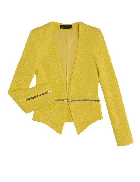 <p>Atrévete con el amarillo para dar color a un vestido liso, y destacarás. <strong>De Zara.</strong></p>