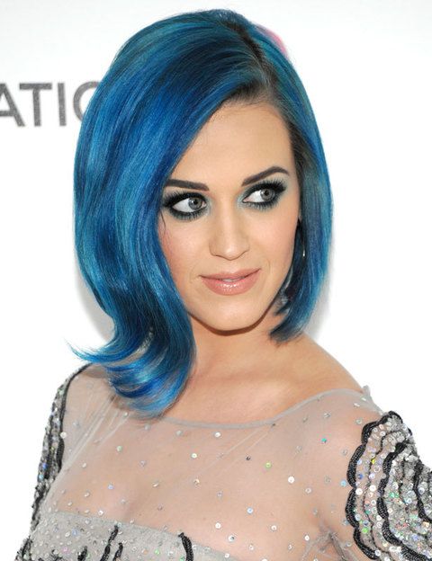 <p><strong>Katy Perry</strong> es un claro ejemplo de cantante camaleónica, que no duda en vestir su melena de colores y peinados imposibles. ¿Su último look? El corte <i>bob</i> azul.</p>