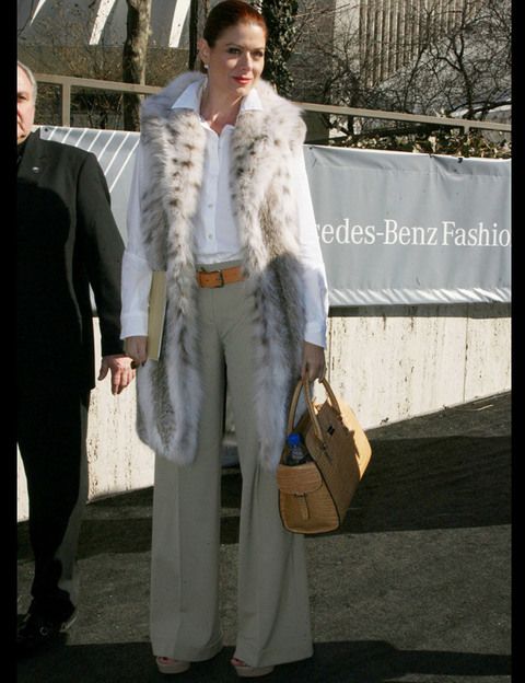 <p>La actriz estadounidense <strong>Debra Messing </strong>con un look de día con pantalón beige y camisa blanca. Completa el look con chaleco de piel y bolso <i>camel.</i></p>