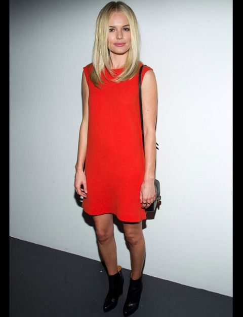 <p><strong>Kate Bosworth</strong> apareció en el desfile de Calvin Klein con un vestido rojo de corte minimalista y botines negros.</p>