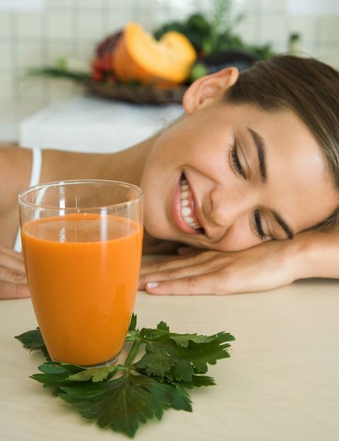 <p><strong>Necesitas un cóctel antioxidante y rico en betacarotenos para potenciar tu bronceado</strong> y proteger tu piel de los efectos nocivos de las radiaciones solares. Echa en tu batidora un par de zanahorias, un tomate, un trozo de papaya, unas hojas de espinaca y una rama de brécol. Si no te gusta el sabor de las verduras licuadas hazlo sólo con fruta: <strong>albaricoques, naranja, mango y papaya</strong>.</p>