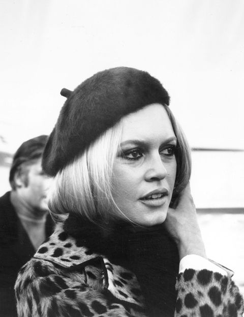 <p>Su estilo siempre la distinguió. Con boina y abrigo con print de leopardo, en el aeropuerto de Heathrow en Londres.</p>