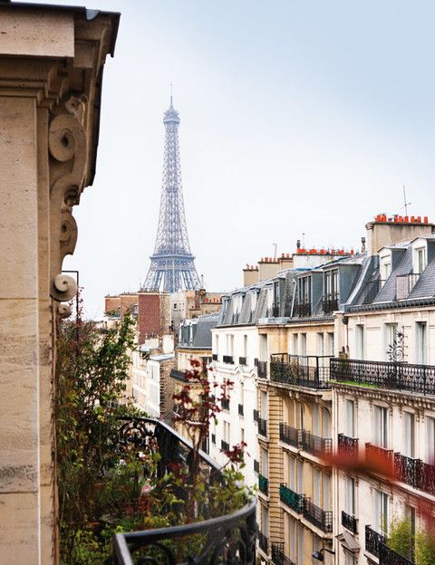 <p>Desde el balcón del dormitorio principal  se disfruta de una fantástica panorámica de las buhardillas de París, con la torre Eiffel  al fondo. </p>