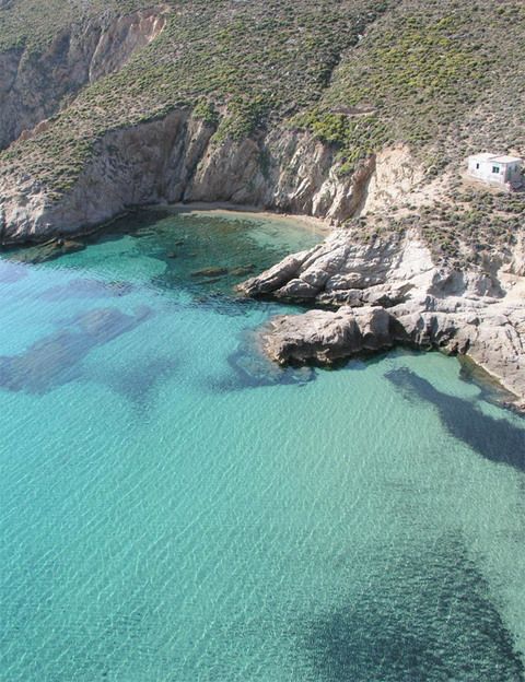 <p><strong>La más desconocida de las islas cícladas es el refugio ideal para una estancia ‘slow’.</strong></p><p>El nirvana, con playas anónimas y pueblos blancos, toma forma en esta isla de contrastes a cinco horas de El Pireo en ferry (<a href="http://ferries-greece.com" target="_blank">ferries-greece.com</a>). Apenas tiene mil habitantes y se ha mantenido fuera del turismo masivo. Sin embargo, su pueblo principal, Jora, es de los más bellos de las Cícladas. Aquí está el Rizes (hab. doble desde 150 €, <a href="http://hotelrizes.gr" target="_blank">hotelrizes.gr</a>), un hotel de 16 habitaciones que el arquitecto griego Yorgos Zafiriou ha edificado sobre los antiguos refugios de los mineros del hierro de la zona. Encanto ecológico para una escapada de relax que se anima en el pueblo de Livadhi, con tabernas como la colorista Kalis en la que se come un exquisito pescado fresco. No dejes de visitar el escondido Panaghia, donde tienen la mejor miel y el mejor queso de cabra de toda Grecia. </p>