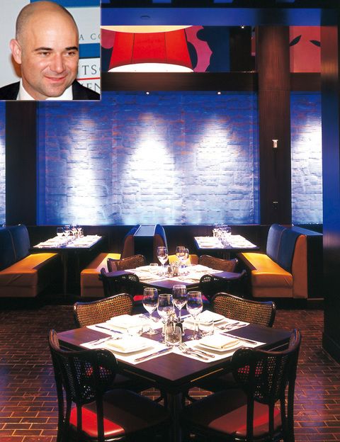 <p>El tenista Andre Agassi también juega a lo grande en el mundo de la hostelería. Socio del chef egipcio Michael Mina (tres estrellas Michelin), es copropietario de algunos de los locales con más demanda de Las Vegas, como&nbsp; Seablue y Nobhill. En total, ya van por los 16 restaurantes entre Estados Unidos y México, todos de lujo.&nbsp; <strong>3799 Las Vegas Boulevard South, Las Vegas (EE UU), tel. 1 702 891 34 86.</strong></p>
