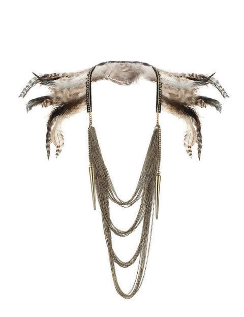 <p>Original collar con plumas en forma de hombreras.</p>