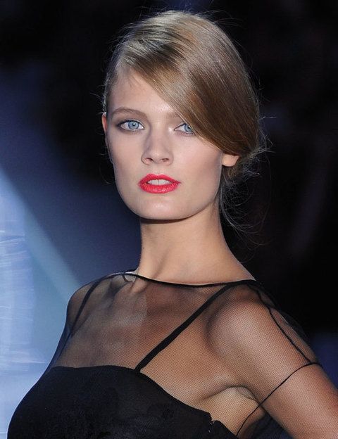 <p>Los labios predominan en el look propuesto por Dior para la primavera-verano de 2012. El rostro se llena de luz con un maquillaje ligero pero de efecto &quot;buena cara&quot;, mientras que los ojos se maquillan de manera sencilla en tonos marrones. Un look simple pero preparado para triunfar.</p>