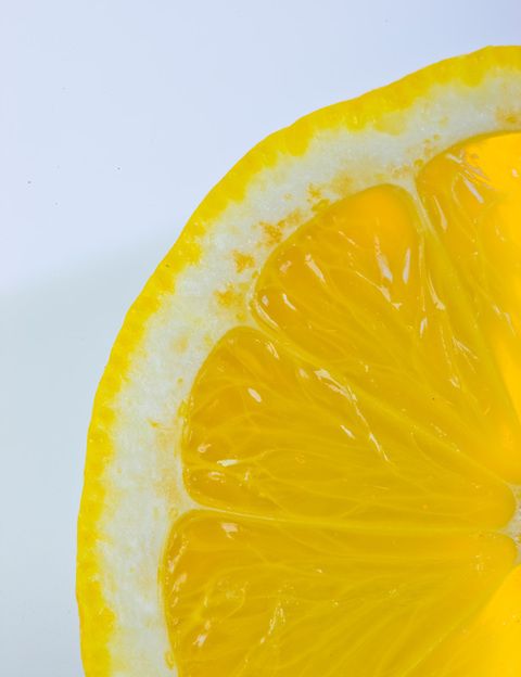 <p><strong>El color de cada alimento se debe a los colorantes y pigmentos</strong> que contienen de forma natural. Así, la lechuga es verde debido a la clorofila, la carne es roja por su contenido en mio-globina, el café negro por los fenoles, la uva roja por los atofianos, la zanahoria por los metacarotenos… Pero todos estos pigmentos se relacionan muchas veces con nutrientes. Por ejemplo, <strong>el color naranja es a la vez un colorante y un nutriente</strong>. Y aunque la mayoría de nosotros rechazamos los colorantes artificiales, seguramente no nos comeríamos una gominola o una tarta de color insulso. </p>