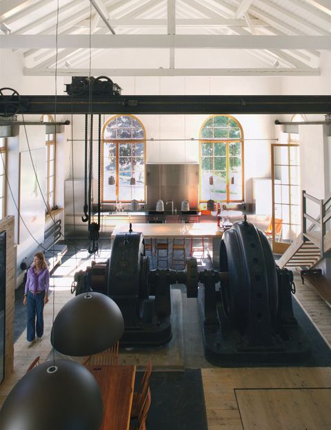 <p>Dos transformadores de hierro sirven para separar la cocina de la zona de comedor. El mobiliario es de acero inoxidable, realizado a medida por Bulthaup, según el diseño de la arquitecta y propietaria, Antonie Bertherat-Kioes.</p>